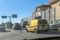 Incidente allo svincolo Trani centro, una Punto si schianta contro il guard rail