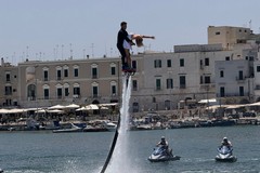 Lo spettacolo di Flyboard incanta il Porto di Trani. LE FOTO