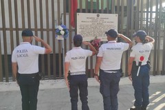 La Polizia Locale saluta il brigadiere Carlo Legrottaglie: fiori davanti alla caserma dei Carabinieri