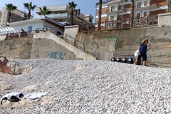 "Dalla spiaggia dinamica" scalate per raggiungere il mare, i bagnanti: "Era molto più comoda prima"