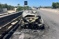 Auto in fiamme sulla 16 bis tra Trani e Bisceglie: traffico in tilt per ore