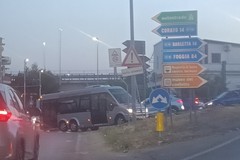 Ci risiamo: mini bus rimane incastrato sulla rampa d'accesso della 16bis a Trani centro