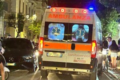 Uomo perde il controllo dell'auto per un malore, incidente in via Aldo Moro