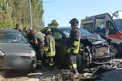 Grave incidente in via Duchessa d'Andria: auto distrutte, feriti lievi