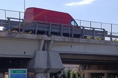 Furgone perde il controllo e impatta sul guard rail  allo svincolo di Trani centro