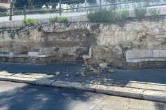 Maltempo, crolla parte del muraglione di via Venezia: nessun ferito