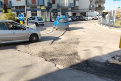Strada dissestata tra via Barletta e via Papa Giovanni, proteste dei cittadini per buche e avvallamenti
