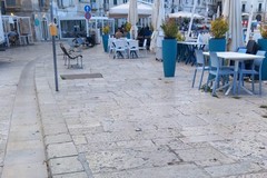 Auto a folle velocità distrugge tre panchine nel porto di Trani: conducente  in fuga