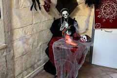 Tutto pronto per Halloween domani in Corso Imbriani n.5: riapre "il portone da brivido"