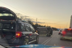 Auto si ribalta su via Falcone, disagi alla circolazione