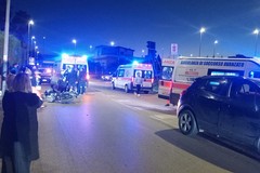 Incidente tra auto e moto  su via delle Forze Armate: traffico bloccato e tre persone soccorse