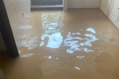 Via Mascagni sott’acqua: famiglia costretta a lasciare casa. “Da anni chiediamo la fogna bianca”