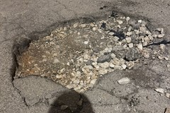 Via Ragazzi del ’99, strada colabrodo: enorme buca sull'asfalto