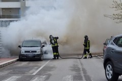 Auto in fiamme a Pozzopiano, incendio coinvolge due vetture