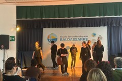 “Direzioni”, in scena alla Baldassarre: emozioni e smarrimento nella società contemporanea