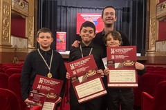 Tre giovani violinisti conquistano il Teatro Curci: pioggia di primi premi al concorso internazionale