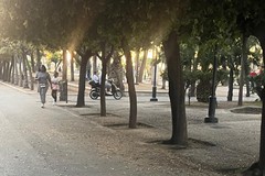 Scooter nella Villa Comunale nonostante il divieto: passanti increduli, scoppia la polemica