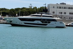 Maxi yacht di lusso fa il suo ingresso nel porto di Trani