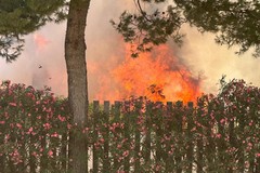 Vasto incendio in via Curatoio: vigili del fuoco al lavoro
