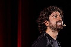 Alessandro Siani arriva a Trani con lo spettacolo «Fake News»