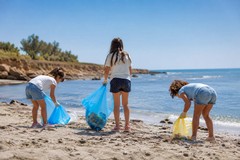 Tre bambine ripuliscono la spiaggia di Trani: un piccolo gesto che dà una grande lezione agli adulti