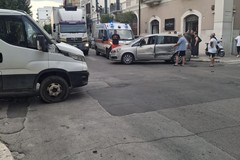Scontro tra un’auto e un autospurgo a Trani: un ferito