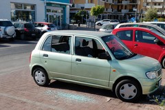Trani, finestrini dell’auto sfondati con pietre: interviene la Polizia Scientifica