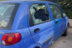 Trani, Matiz con i finestrini rotti: vandalismo o tentato furto?