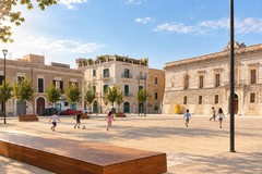 Piazza Gradenigo si trasforma in un palcoscenico: il teatro arriva nel cuore di Trani