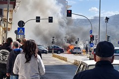 Trani, auto in fiamme in corso Imbriani: strada bloccata