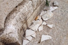 Crolla la targa in pietra di palazzo Quercia