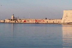 L'amore ai tempi dei graffiti, eccone uno enorme sul porto