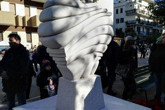 Piazza Cezza in festa, questa mattina scoperta la statua