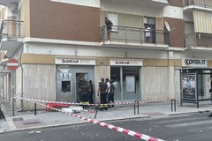 Trani, forte boato nella notte: assalto con esplosivo al bancomat UniCredit di via Malcangi
