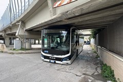 Trani: autobus cittadino si incastra sotto la 16bis