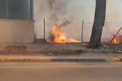 Ancora fiamme e fumo, bruciano terreni in via Martiri di Palermo