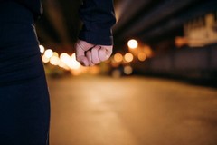 15enne accerchiata e pestata da un gruppo di coetanee in pieno centro a Trani: nessuno interviene