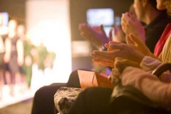 Moda, cultura e solidarietà per Arges: la città si unisce nella nuova sfilata “Maison”