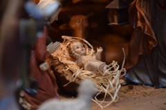 Via San Martino si addobba a festa per il Natale e ospita un presepe moderno