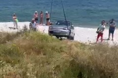 Auto cade in mare durante un parcheggio. Nessun ferito