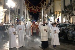 La processione dei Misteri tra auto in sosta: la segnalazione ed il chiarimento della Amministrazione