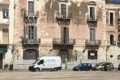 Un "monumento all'incapacità" in piazza Longobardi: il consigliere Di Leo e le domande su quel palazzo "abbandonato e cadente"