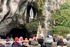 L’abbraccio di Maria nel dolore dell’altro: Trani celebra la Signora di Lourdes