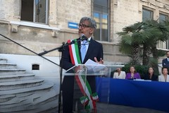 Trani, comincia l'era di Marco Galiano: il giuramento del "sindaco del grembiule" sulla soglia del Palazzo