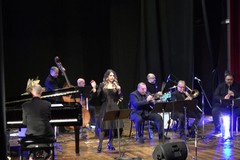 Il fascino eterno dello swing italiano risuona a Trani con la Mino Lacirignola Swing Band