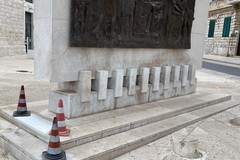 Ripristinate le lastre alla base del Monumento degli Statuti Marittimi