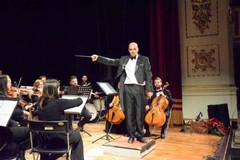 Raffaello Tullo torna a Trani con “SConcerto”, il suo esilarante spettacolo con l’Orchestra Filarmonica Pugliese