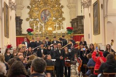 Chiesa della Madonna del Carmine gremita per lo spettacolo "Christmas Carols" dell'Orchestra Arcadia