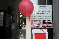 Giornata contro la violenza sulle donne, al Comune un palloncino rosso