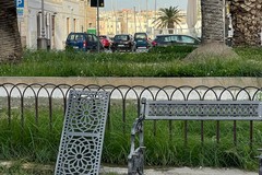 Vandalismo o vetustà? Danneggiata la panchina in piazza Plebiscito